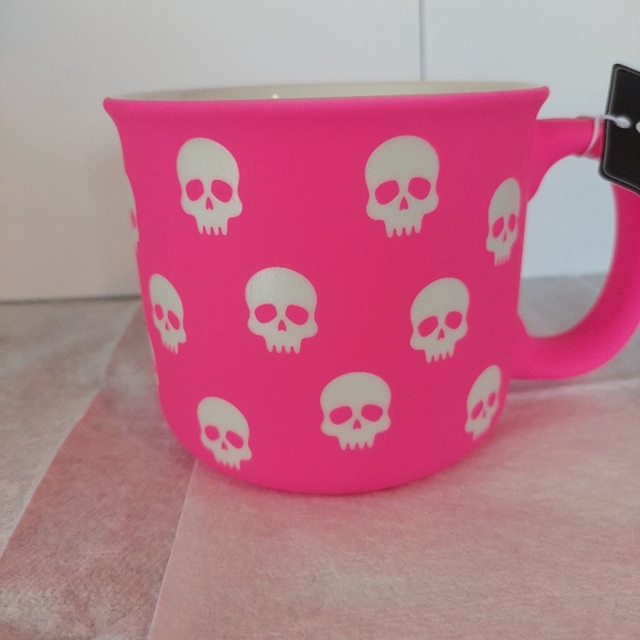 Hot Pink HALLOWEEN Skulls Coffee Tea Mug Creep It Real 16 oz NEW Eccolo - Picture 2 of 13